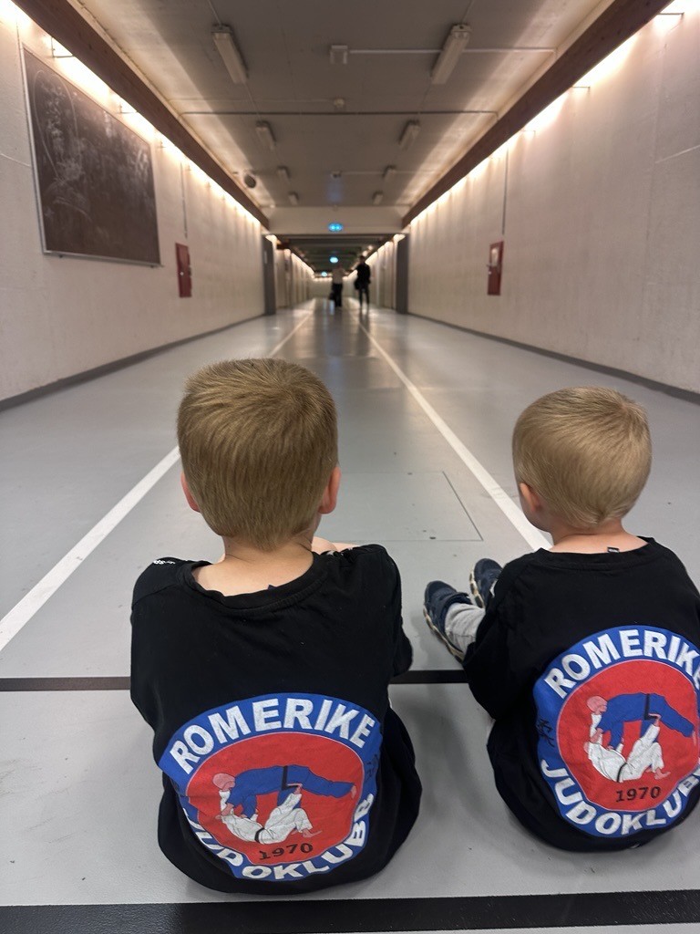 To gutter i korridoren